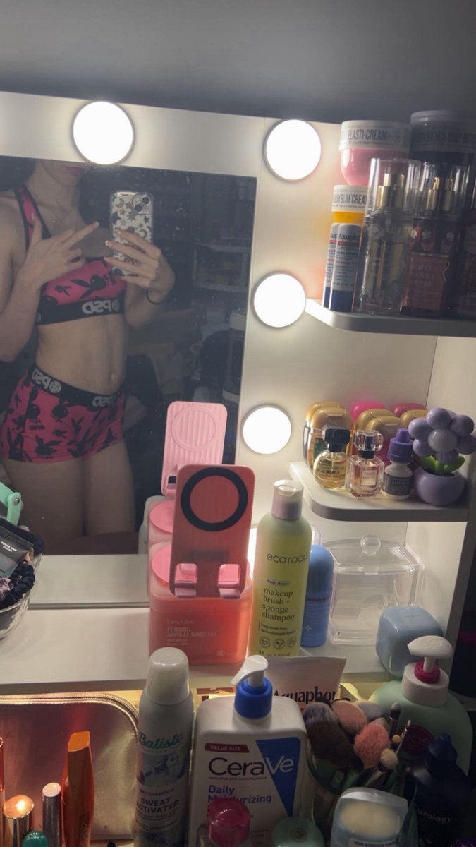 imacreampie's tweet photo. I love being a good girl🧎🏻‍♀️ https://t.co/C69JzrF7A7