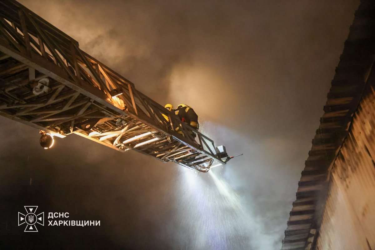 StudMedia's tweet photo. У ніч проти 6 жовтня росіяни атакували цивільне підприємство в Київському районі Харкова, внаслідок чого зайнялася складська будівля.

Як повідомили у ДСНС, жертв і постраждалих немає. https://t.co/EEc9V1kcxY