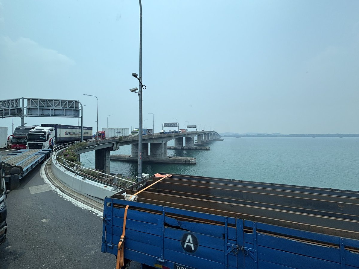 LpPhotog's tweet photo. Welcomed to Singapore @token2049 https://t.co/zq23UQxVur