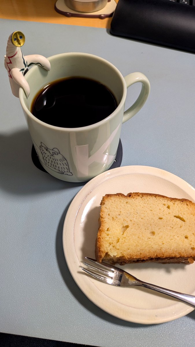 nekomof23's tweet photo. 今日のおやつは埼玉のだんご屋商店のブランデーケーキ✨️
ジュワジュワしみっしみのケーキでしたわー😆 https://t.co/WlO3SYcbGV