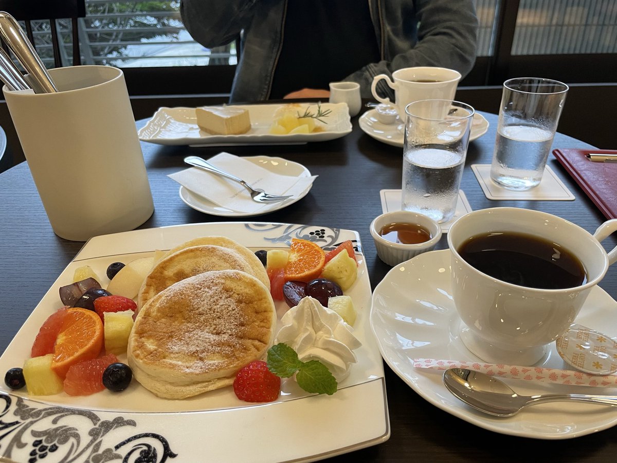haruiro_08's tweet photo. 2日目のお昼はラウンジで頂きました🥞🍰
彼はほうじ茶のケーキ、私は季節のフルーツが添えられたパンケーキにしました。
美味しかったです🍀

この日は、大雨で天候が悪かったので、
部屋でのんびりして過ごしました☺️ https://t.co/OJ4yi1FZUe