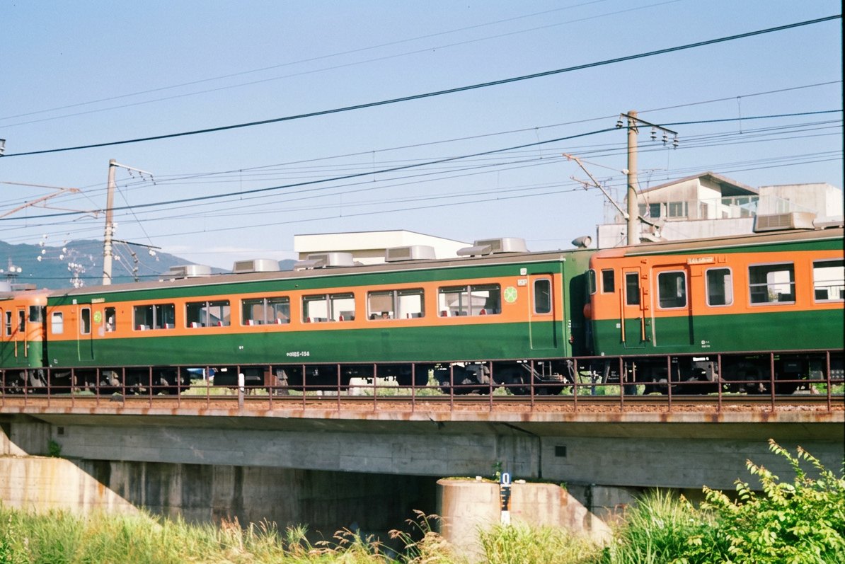 deburukin's tweet photo. @f3EUpcJKqf42525 神領、大垣、「ちくま・くろよん」の宮原車で育った私にとって新ニイ車は、きっちり３両ユニット単位＋サロ、角形通風機無しクモハ、妻面単色塗りのサロ、幌がクハ側等違和感だらけ。まさに「よそ者」でした。
しかし、赤倉電車化と同時に神領持ち急行が特急格上げで全廃、貴重な存在になりました。 https://t.co/uIbGk9HTRO