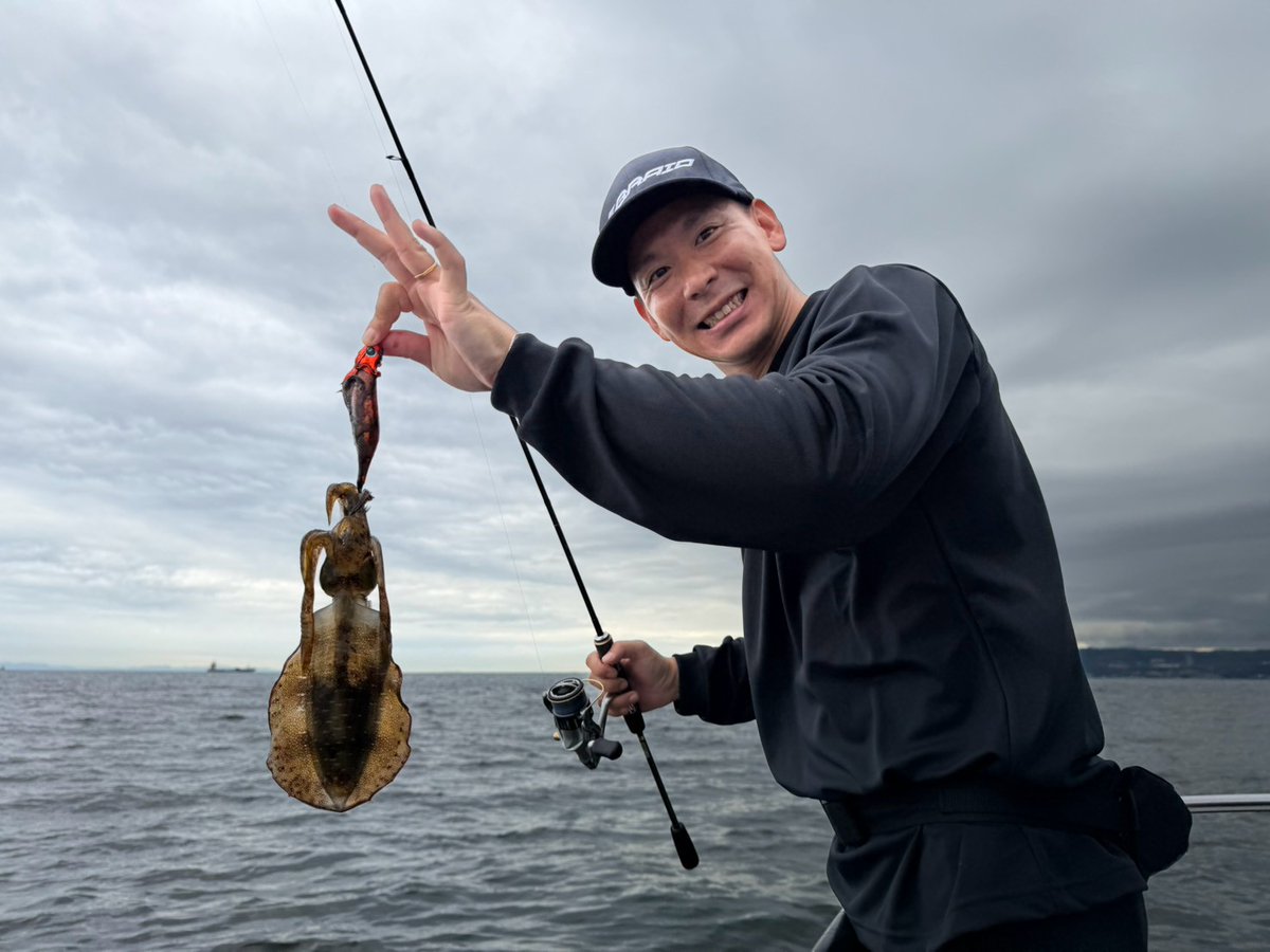 gattsurikansai's tweet photo. 🎣#テレビ大阪 明日10/10(土)放送の #ガッ釣り関西 は、神戸沖で #ティップランエギング 😃
一投目からアオリイカがヒットし、幸先抜群のスタート👏
その勢いのまま夜のナイトティップランへ突入👊
秋の数釣り #ティップラン を存分に満喫したのだ~😉🎵
#アオリイカ #XBRAID #ガッ釣り #テレビ大阪 https://t.co/8RQtVBp2FH