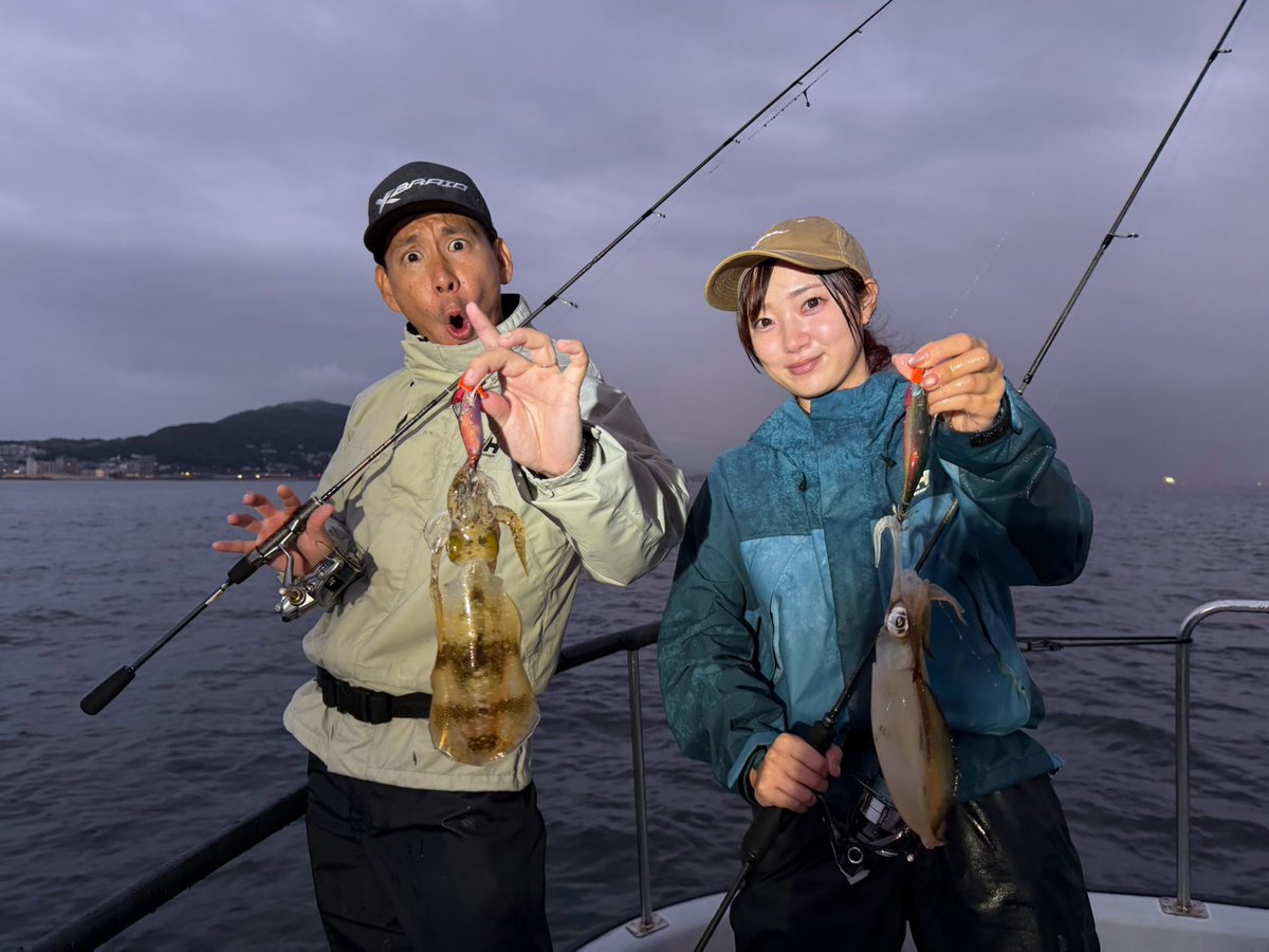 gattsurikansai's tweet photo. 🎣#テレビ大阪 明日10/10(土)放送の #ガッ釣り関西 は、神戸沖で #ティップランエギング 😃
一投目からアオリイカがヒットし、幸先抜群のスタート👏
その勢いのまま夜のナイトティップランへ突入👊
秋の数釣り #ティップラン を存分に満喫したのだ~😉🎵
#アオリイカ #XBRAID #ガッ釣り #テレビ大阪 https://t.co/8RQtVBp2FH