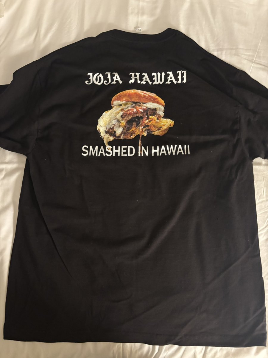 tombcpc's tweet photo. 開店中ずっと大行列のハンバーガー🍔
前回買い忘れたTシャツも買った😀
#JOJA https://t.co/qMXSZ0ypnj