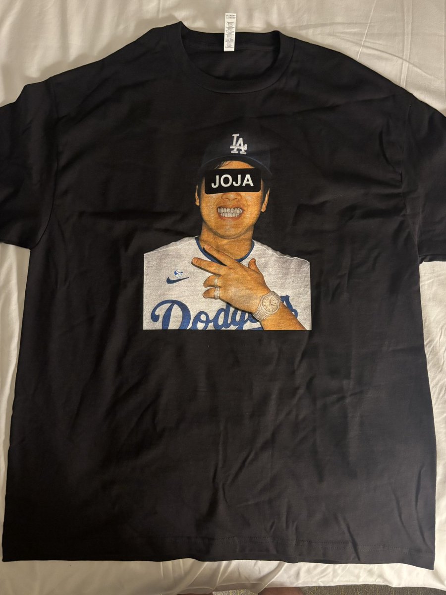 tombcpc's tweet photo. 開店中ずっと大行列のハンバーガー🍔
前回買い忘れたTシャツも買った😀
#JOJA https://t.co/qMXSZ0ypnj