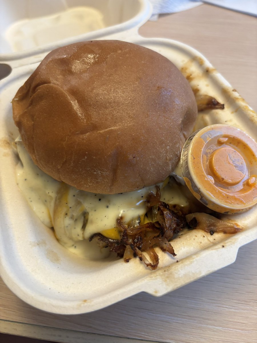 tombcpc's tweet photo. 開店中ずっと大行列のハンバーガー🍔
前回買い忘れたTシャツも買った😀
#JOJA https://t.co/qMXSZ0ypnj