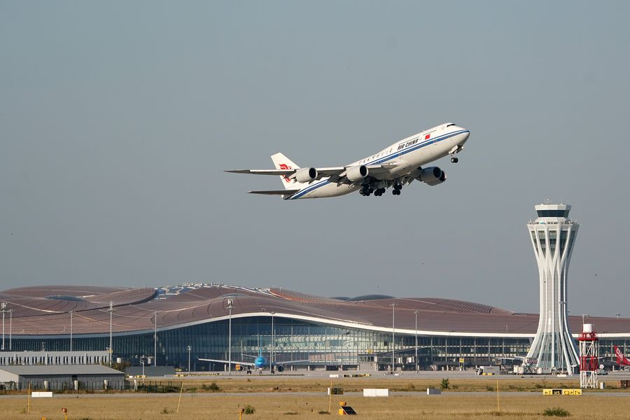 PDChinese's tweet photo. 【較去年提前17天，北京兩機場今年客流突破1億人次】據首都機場集團消息，截至10月4日，北京首都國際機場、北京大興國際機場今年旅客吞吐量已突破1億人次，較去年提前17天。具體來看，截至10月4日，北京兩機場國內旅客吞吐量8106萬人次，同比增長6%；國際及地區旅客吞吐量1915萬人次，同比增長9.6%。 https://t.co/DNJX60qWh5