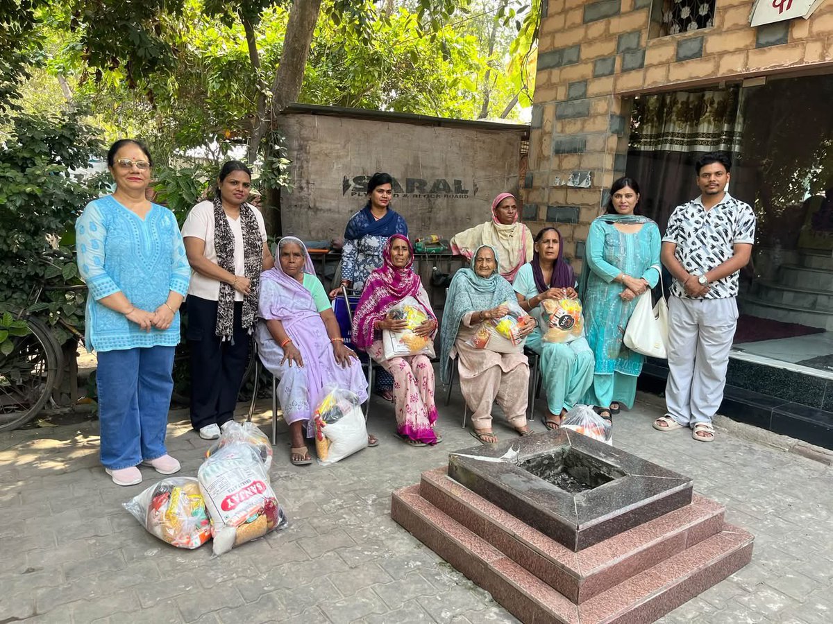 rashmijd78's tweet photo. 🙏 सेवा, सम्मान और सहयोग की एक सार्थक पहल 🙏

आज Inner Peace की ओर से @yuvastambh_NGO के सहयोग से वृद्ध महिलाओं के लिए राशन सामग्री का वितरण किया गया। यह सेवा कार्य मंदिर परिसर में आयोजित किया गया, जहाँ जरूरतमंद माताओं-बहनों तक आवश्यक राशन पहुँचाकर उनके प्रति सम्मान और संवेदना व्यक्त की गई।
समाज की बुजुर्ग माताएँ हमारे लिए सम्मान और अनुभव की धरोहर हैं। उनके जीवन में थोड़ी-सी सहायता और अपनापन लाना ही सच्ची मानव सेवा है।
सेवा का यह संकल्प निरंतर जारी रहेगा—क्योंकि किसी के चेहरे पर मुस्कान लाना ही सबसे बड़ा पुण्य है। 🙏🇮🇳
@narendramodi 
@JPMalhotra 
@SanjayNirmalbjp 
@BJP4Chandigarh 
@BJPSCMorcha 
@blsanthosh 
@shivesh4BJP 
@arunsoodbjp 
@LalSinghArya 
@saudansinghbjp 
@SanjayTandonBJP 
@BansuriSwaraj 
@AmitKhairwalbjp 
@MahendraP_BJP
