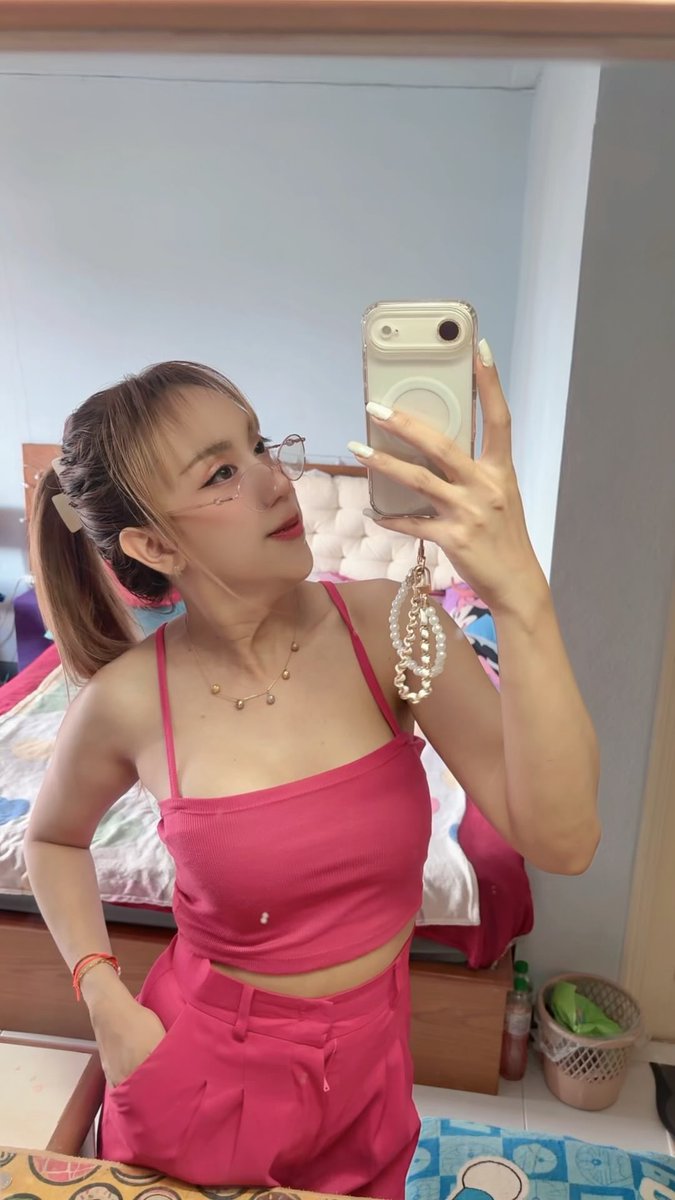 Neenew45's tweet photo. - ใส่เสื้อสีสดใส แล้วก็ใส่ความยิ้มลงไปในใจด้วยนะ 🎀💚
- ไม่ต้องสวยเหมือนใคร แค่เป็นตัวเองให้น่ารักก็พอแล้ว 💖😊 https://t.co/vg7zLNKiM9