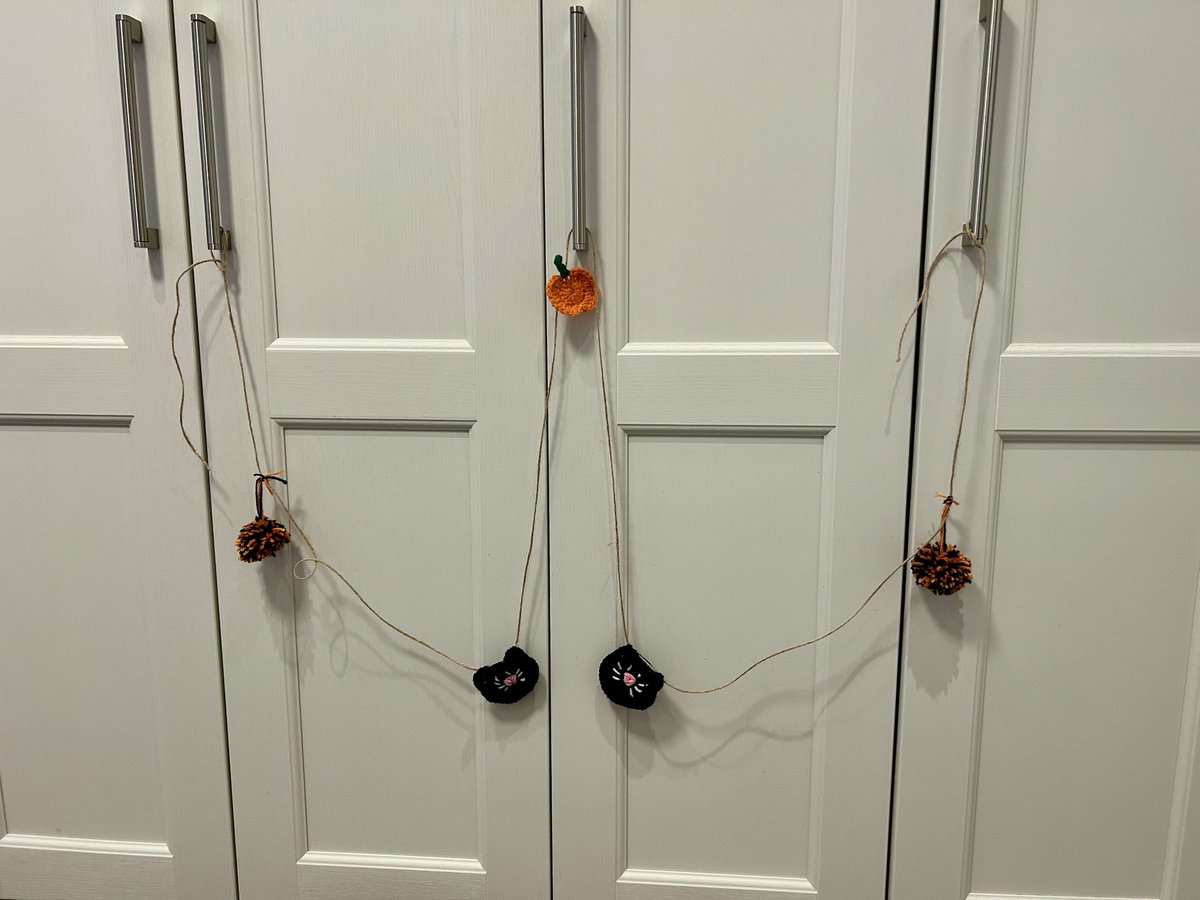 okthenwhatsnext's tweet photo. 🎃NEW 🐈‍⬛in my #etsy shop black cat and pumpkin bunting as Halloween decorations 🐈‍⬛

https://t.co/HZhjeLb51C 

#earlybiz #crochet #elevenseshour https://t.co/u9tHB45CYF