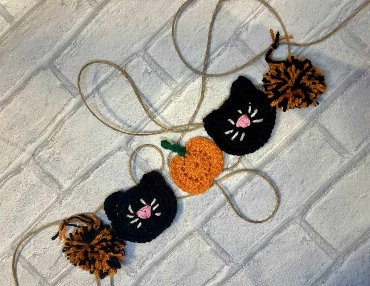 okthenwhatsnext's tweet photo. 🎃NEW 🐈‍⬛in my #etsy shop black cat and pumpkin bunting as Halloween decorations 🐈‍⬛

https://t.co/HZhjeLb51C 

#earlybiz #crochet #elevenseshour https://t.co/u9tHB45CYF