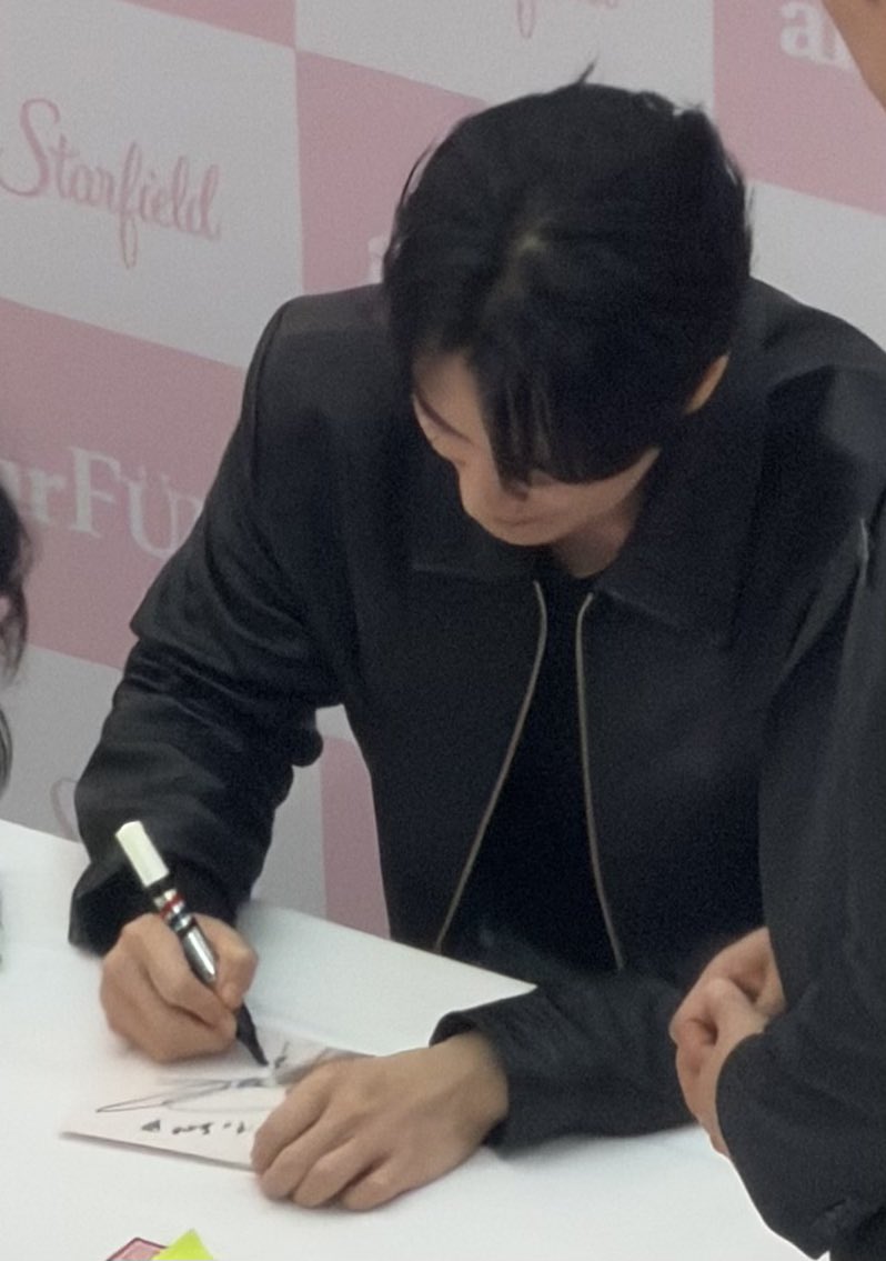 Na_cho05's tweet photo. 정수리 빽빽한 남자 개호감 https://t.co/gA14lklFrl