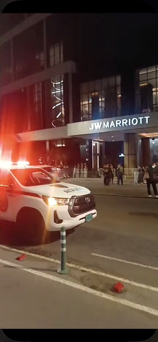 Dondeyoquiero's tweet photo. @EuniceAlmanza YA NO HAY GENTE AFUERA DEL HOTEL PORQUE LA POLICIA LOS VOTO Y VAN A VIGILAR TODA LA NOCHE https://t.co/Bfobx9Y9aE