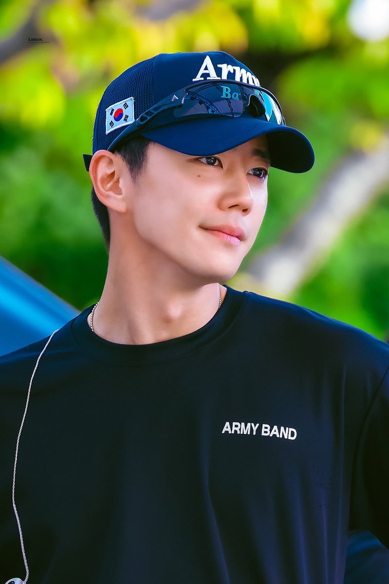 jbuayb's tweet photo. 모자위에 저런 선글라스를 써도 개잘생긴 미소년같으면 나보고 그냥 반하라는거지? https://t.co/dm6mUnhPuK