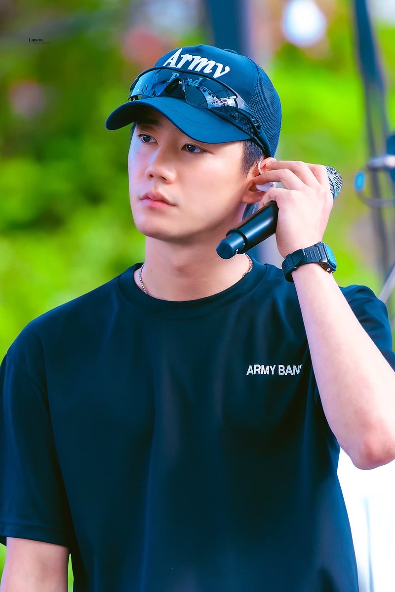 jbuayb's tweet photo. 모자위에 저런 선글라스를 써도 개잘생긴 미소년같으면 나보고 그냥 반하라는거지? https://t.co/dm6mUnhPuK