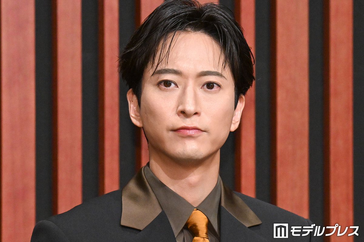 modelpress's tweet photo. 浅香航大、誕生日当日の撮影で複雑な心境
「感情はぐちゃぐちゃでした」

スタッフが“申し訳なさそう”だった理由とは
https://t.co/UOnibNKPQ6

浅香は、誕生日当日に朝から晩まで泣いたり怒ったりするシリアスな撮影が続いたと回顧。スタッフから「誕生日なのにすみません」と申し訳なさそうな空気を感じるうち、自身も複雑な気持ちになったという。夕方にサプライズで祝われ、「感情はぐちゃぐちゃでしたけど、人生で一番充実した1日でした」と振り返った。

『仮面教師〜妻を亡くしたその日から』制作発表記者会見❗