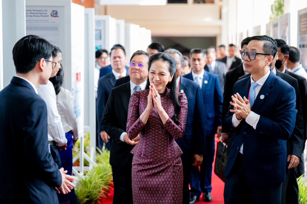 Dr_Hunmanet_PM's tweet photo. លោកជំទាវប���្ឌិត ពេជ ចន្ទមុន្នី ហ៊ុនម៉ាណែត អញ្ជើញជាអធិបតីក្នុងពិធីបើកសន្និសីទវិទ្យាសាស្ត្រនៃសាកលវិទ្យាល័យវិទ្យាសាស្ត្រសុខាភិបាល (ស.វ.ស.) ដើម្បីអបអរសាទរខួប ៨០ឆ្នាំ នៃការបង្កើតសាកលវិទ្យាល័យវិទ្យាសាស្ត្រសុខាភិបាល។

ជាកិច្ចចាប់��្តើម លោកជំទាវបណ្ឌិត សូមចូលរួមអបអរសាទរដោយក្តីមោទន នាឱកាសខួប ៨០ឆ្នាំ នៃការបង្កើតសាកលវិទ្យាល័យវិទ្យាសាស្ត្រសុខាភិបាល ដែលជាគ្រឹះស្ថានមានប្រវត្តិដ៏យូរលង់ និងប្រកបដោយកិត្យានុភាព លើការបណ្តុះបណ្តាល អប់រំវេជ្ជបណ្ឌិត ទន្តបណ្ឌិត ឱសថការី គិលានុបដ្ឋាក គិលានុបដ្ឋាយិកា និងធនធានមនុស្សផ្នែកសុខាភិបាលជាច្រើនជូនដល់ព្រះរាជាណាចក្រកម្ពុជា។ 

ឆ្លៀតក្នុងឱកាសនេះ លោកជំទាវបណ្ឌិ��� ក៏បានកោតសរសើរ និងវាយតម្លៃខ្ពស់ជូនចំពោះថ្នាក់ដឹកនាំ គណៈគ្រប់គ្រង សាស្ត្រាចារ្យ វេជ្ជបណ្ឌិត បុគ្គលិក អតីតនិស្សិត និស្សិត និងភាគីពាក់ព័ន្ធទាំងអស់ ដែលបានចូលរួមកសាង និងថែរក្សាកេរ្តិ៍ឈ្មោះរបស់ស្ថាប័នមួយនេះ ឱ្យក្លាយជាគ្រឹះស្ថានឧត្តមសិក្សាដែលបណ្តុះបណ្តាលធនធានមនុស្សក្នុងវិស័យសុខាភិបាលដ៏សំខាន់មួយរបស់ជាតិ។ លោកជំទាវបណ្ឌិត បានបញ្ជាក់ផងដែរថា អតីតនិស្សិតជាច្រើនរូបដែលបានបញ្ចប់ការសិក្សានៅ ស.វ.ស. គឺបាននិងកំពុងបម្រើការងារនៅតាមមន្ទីរពេទ្យទូទាំងប្រទេស ស្ថាប័នរដ្ឋ បានចូលរួមជួយសង្គ្រោះ និងលើកកម្ពស់សុខុមាលភាពប្រជាជនកម្ពុជារាប់លាននាក់ ស្របតាមប្រសាសន៍ដ៏ខ្ពង់ខ្ពស់របស់ សម្តេចអគ្គមហាសេនាបតីតេជោ ហ៊ុន សែន ថា សុខភាពប្រជាជនគឺជាទ្រព្យធនដ៏សំខាន់មួយសម្រាប់ប្រទេ��ជាតិ។

ជាទីបញ្ចប់ លោកជំទាវបណ្ឌិត សង្ឃឹមយ៉ាងមុតមាំថា នាពេល ៨០ឆ្នាំខាងមុខ សាកលវិទ្យាល័យវិទ្យាសាស្ត្រសុខាភិបាល នឹងក្លាយជាដំណើរឆ្ពោះទៅរកឧត្តមភាព នវនុវត្តន៍ ប្រកបទៅដោយក្តីមេត្តា ករុណា សុច្ចរិតភាព និងស្មារតីបម្រើជាតិយ៉ាងពិតប្រាកដ៕

រាជធានីភ្នំពេញ ព្រឹកថ្ងៃទី៦ ខែតុលា ឆ្នាំ២០២៦

#ហ៊ុនម៉ាណែត #Hunmanet #កម្ពុជា #cambodia #សន្តិភាពនៅ��ម្ពុជា #Peaceincambodia