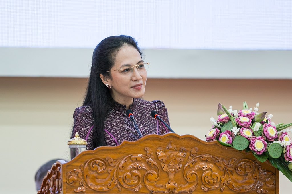 Dr_Hunmanet_PM's tweet photo. លោកជំទាវប���្ឌិត ពេជ ចន្ទមុន្នី ហ៊ុនម៉ាណែត អញ្ជើញជាអធិបតីក្នុងពិធីបើកសន្និសីទវិទ្យាសាស្ត្រនៃសាកលវិទ្យាល័យវិទ្យាសាស្ត្រសុខាភិបាល (ស.វ.ស.) ដើម្បីអបអរសាទរខួប ៨០ឆ្នាំ នៃការបង្កើតសាកលវិទ្យាល័យវិទ្យាសាស្ត្រសុខាភិបាល។

ជាកិច្ចចាប់��្តើម លោកជំទាវបណ្ឌិត សូមចូលរួមអបអរសាទរដោយក្តីមោទន នាឱកាសខួប ៨០ឆ្នាំ នៃការបង្កើតសាកលវិទ្យាល័យវិទ្យាសាស្ត្រសុខាភិបាល ដែលជាគ្រឹះស្ថានមានប្រវត្តិដ៏យូរលង់ និងប្រកបដោយកិត្យានុភាព លើការបណ្តុះបណ្តាល អប់រំវេជ្ជបណ្ឌិត ទន្តបណ្ឌិត ឱសថការី គិលានុបដ្ឋាក គិលានុបដ្ឋាយិកា និងធនធានមនុស្សផ្នែកសុខាភិបាលជាច្រើនជូនដល់ព្រះរាជាណាចក្រកម្ពុជា។ 

ឆ្លៀតក្នុងឱកាសនេះ លោកជំទាវបណ្ឌិ��� ក៏បានកោតសរសើរ និងវាយតម្លៃខ្ពស់ជូនចំពោះថ្នាក់ដឹកនាំ គណៈគ្រប់គ្រង សាស្ត្រាចារ្យ វេជ្ជបណ្ឌិត បុគ្គលិក អតីតនិស្សិត និស្សិត និងភាគីពាក់ព័ន្ធទាំងអស់ ដែលបានចូលរួមកសាង និងថែរក្សាកេរ្តិ៍ឈ្មោះរបស់ស្ថាប័នមួយនេះ ឱ្យក្លាយជាគ្រឹះស្ថានឧត្តមសិក្សាដែលបណ្តុះបណ្តាលធនធានមនុស្សក្នុងវិស័យសុខាភិបាលដ៏សំខាន់មួយរបស់ជាតិ។ លោកជំទាវបណ្ឌិត បានបញ្ជាក់ផងដែរថា អតីតនិស្សិតជាច្រើនរូបដែលបានបញ្ចប់ការសិក្សានៅ ស.វ.ស. គឺបាននិងកំពុងបម្រើការងារនៅតាមមន្ទីរពេទ្យទូទាំងប្រទេស ស្ថាប័នរដ្ឋ បានចូលរួមជួយសង្គ្រោះ និងលើកកម្ពស់សុខុមាលភាពប្រជាជនកម្ពុជារាប់លាននាក់ ស្របតាមប្រសាសន៍ដ៏ខ្ពង់ខ្ពស់របស់ សម្តេចអគ្គមហាសេនាបតីតេជោ ហ៊ុន សែន ថា សុខភាពប្រជាជនគឺជាទ្រព្យធនដ៏សំខាន់មួយសម្រាប់ប្រទេ��ជាតិ។

ជាទីបញ្ចប់ លោកជំទាវបណ្ឌិត សង្ឃឹមយ៉ាងមុតមាំថា នាពេល ៨០ឆ្នាំខាងមុខ សាកលវិទ្យាល័យវិទ្យាសាស្ត្រសុខាភិបាល នឹងក្លាយជាដំណើរឆ្ពោះទៅរកឧត្តមភាព នវនុវត្តន៍ ប្រកបទៅដោយក្តីមេត្តា ករុណា សុច្ចរិតភាព និងស្មារតីបម្រើជាតិយ៉ាងពិតប្រាកដ៕

រាជធានីភ្នំពេញ ព្រឹកថ្ងៃទី៦ ខែតុលា ឆ្នាំ២០២៦

#ហ៊ុនម៉ាណែត #Hunmanet #កម្ពុជា #cambodia #សន្តិភាពនៅ��ម្ពុជា #Peaceincambodia