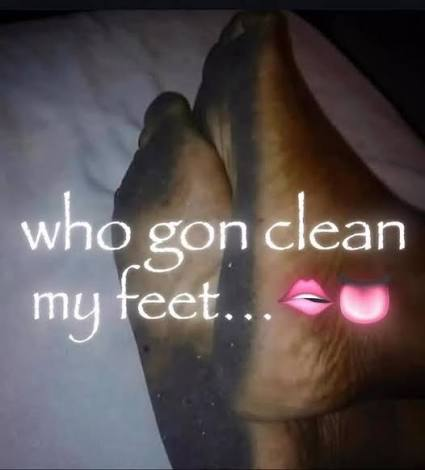 Kuztxm's tweet photo. my feet are sweaty https://t.co/fADNYDeMUk