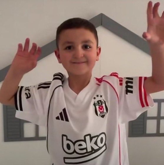 HurmaEdit's tweet photo. Kanseri yenen küçük çocuktan, kartal pençesi pozu. https://t.co/BtR1nJASSr