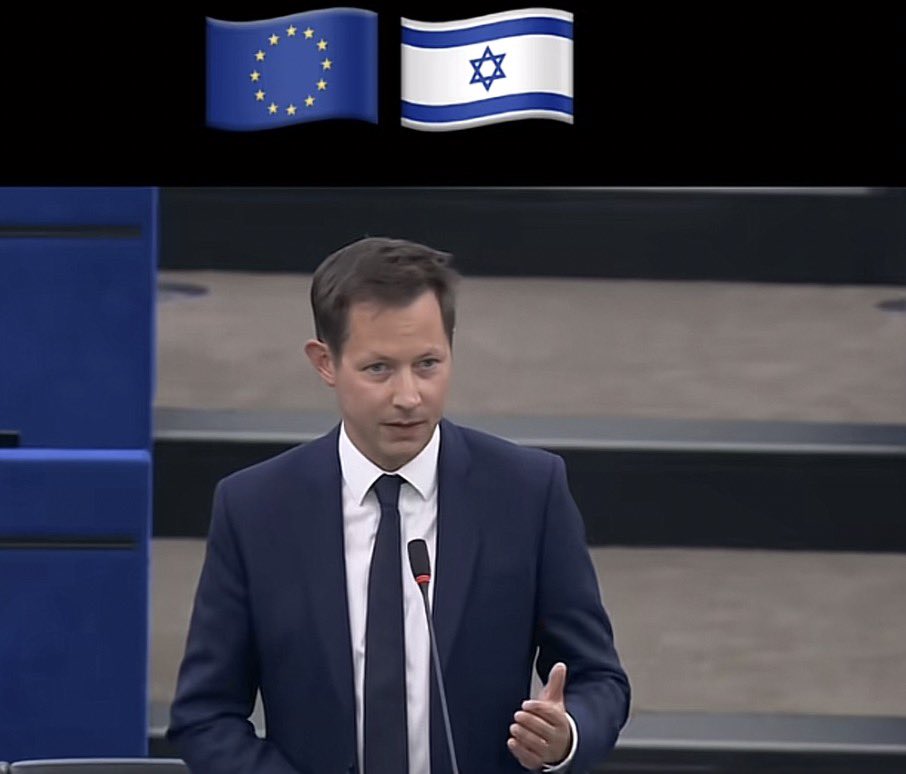 Ad_Vitam44_'s tweet photo. 🤬INDIGNATION 🤬🚨 Strasbourg, Parlement européen, 5 octobre 2026.

𝐋𝐨𝐫𝐬 𝐝’𝐮𝐧𝐞 𝐞𝐱𝐩𝐨𝐬𝐢𝐭𝐢𝐨𝐧 𝐜𝐨𝐧𝐬𝐚𝐜𝐫𝐞́𝐞 𝐚𝐮𝐱 𝐯𝐢𝐜𝐭𝐢𝐦𝐞𝐬 𝐝𝐮 𝟕-𝐎𝐜𝐭𝐨𝐛𝐫𝐞, 𝐑𝐢𝐦𝐚 𝐇𝐚𝐬𝐬𝐚𝐧 𝐞𝐬𝐭 𝐚𝐜𝐜𝐮𝐬𝐞́𝐞 𝐝’𝐚𝐯𝐨𝐢𝐫 𝐫𝐞𝐧𝐯𝐞𝐫𝐬𝐞́ 𝐥𝐞𝐬 𝐝𝐫𝐚𝐩𝐞𝐚𝐮𝐱 🇮🇱 𝐢𝐬𝐫𝐚𝐞́𝐥𝐢𝐞𝐧 𝐞𝐭 🇪🇺 𝐞𝐮𝐫𝐨𝐩𝐞́𝐞𝐧. Une eurodéputée affirme même l’avoir vue les piétiner.

Si les faits sont confirmés, comment un tel geste pourrait-il être acceptable dans l’enceinte du Parlement européen, à la veille des 3 ans du massacre du 7-Octobre ?

Les images de vidéosurveillance doivent être examinées et les faits établis. La mémoire des victimes mérite autre chose que la provocation.