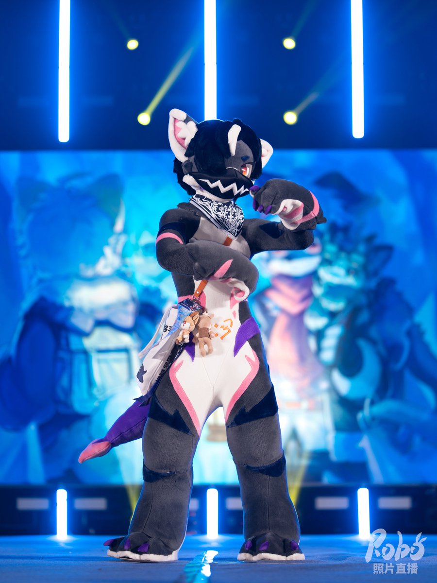 __n3p's tweet photo. 今晚不是舞池——
Catwalk 才是貓貓的舞台～ (ﾉ≧ڡ≦)☆

No dance floor tonight—
this kitty’s doing a silly little dance on the catwalk~

超高速返圖的📸@_Roborab
#FursuitEveryday 🪡:@FurpolisCity https://t.co/FAHGodTC45