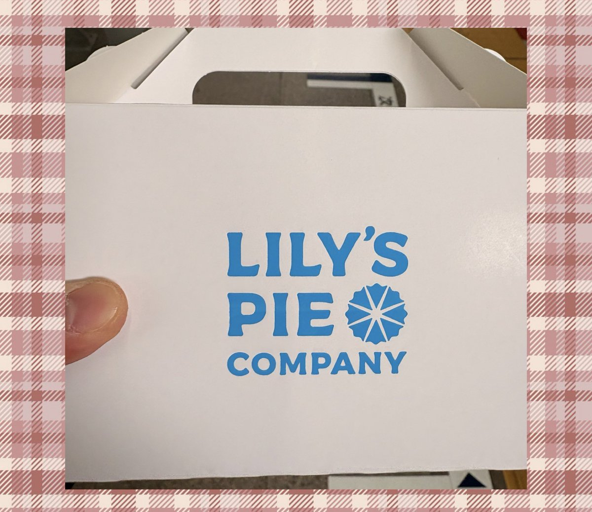 mama4mk's tweet photo. 実家帰りに美味しそうなアップルパイあったからゲット！ https://t.co/8KvubaNVpw