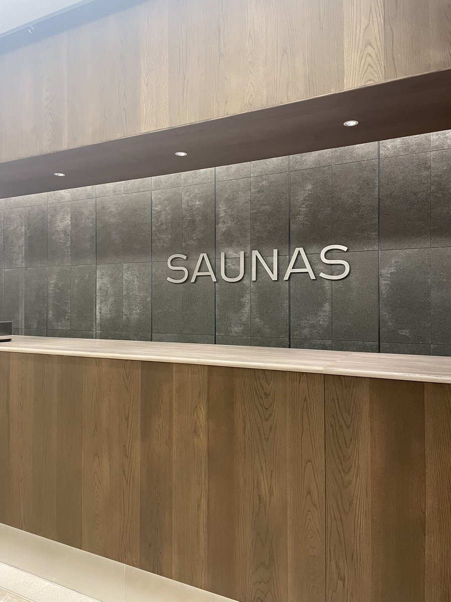 stone_zawa's tweet photo. 初の高輪saunas🧖‍♀️
レディースは３つのサウナ堪能ができる！

今回はリトリート予約で人生初のウィスキング🌿
三種のアロマと、ヴィヒタで風浴び＆体もパシパシされ代謝爆上げ🔥

瞑想音楽ながれてたり、水風呂にミスト出てきたり、新世代サウナとてよきでした❤️‍🔥

#サウナイキタイ https://t.co/QkVmlz4Gxh
