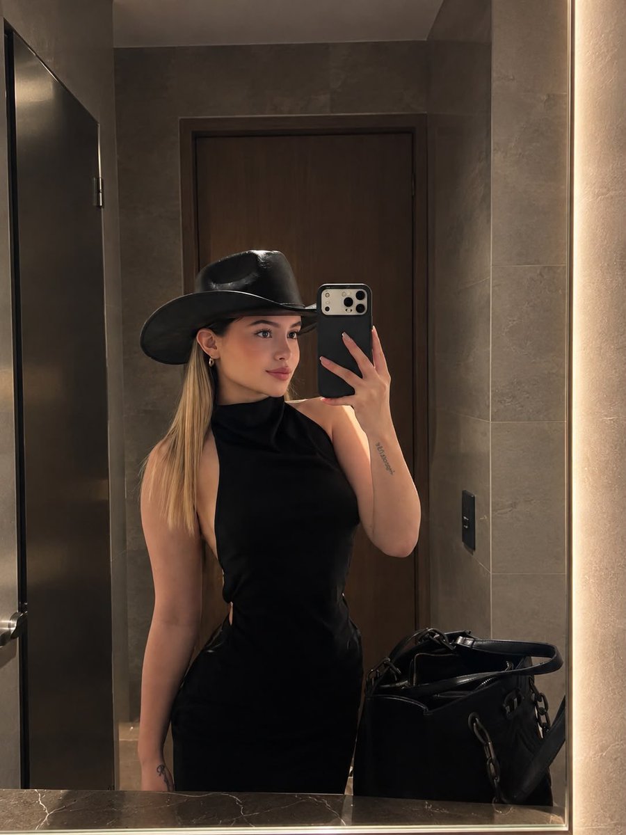 ValeriaM9CS's tweet photo. Tengo debilidad por las noches bonitas, las buenas conversaciones y las miradas que dicen demasiado. ✨
#Querétaro #Qro #QuerétaroLife https://t.co/en2MQ2X6uf