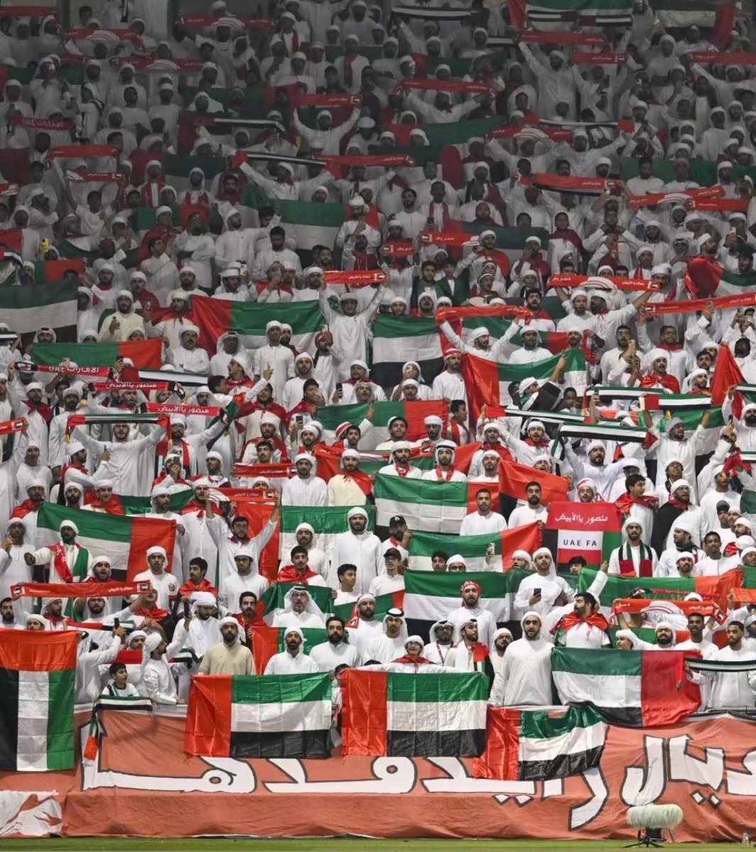m9j999's tweet photo. يا الأبيض.. اليوم ما شي غير الكاس 
هي ليلة وطن.. والفرحة نباها إماراتية 🇦🇪

#UAEday https://t.co/JxIjUzPckK
