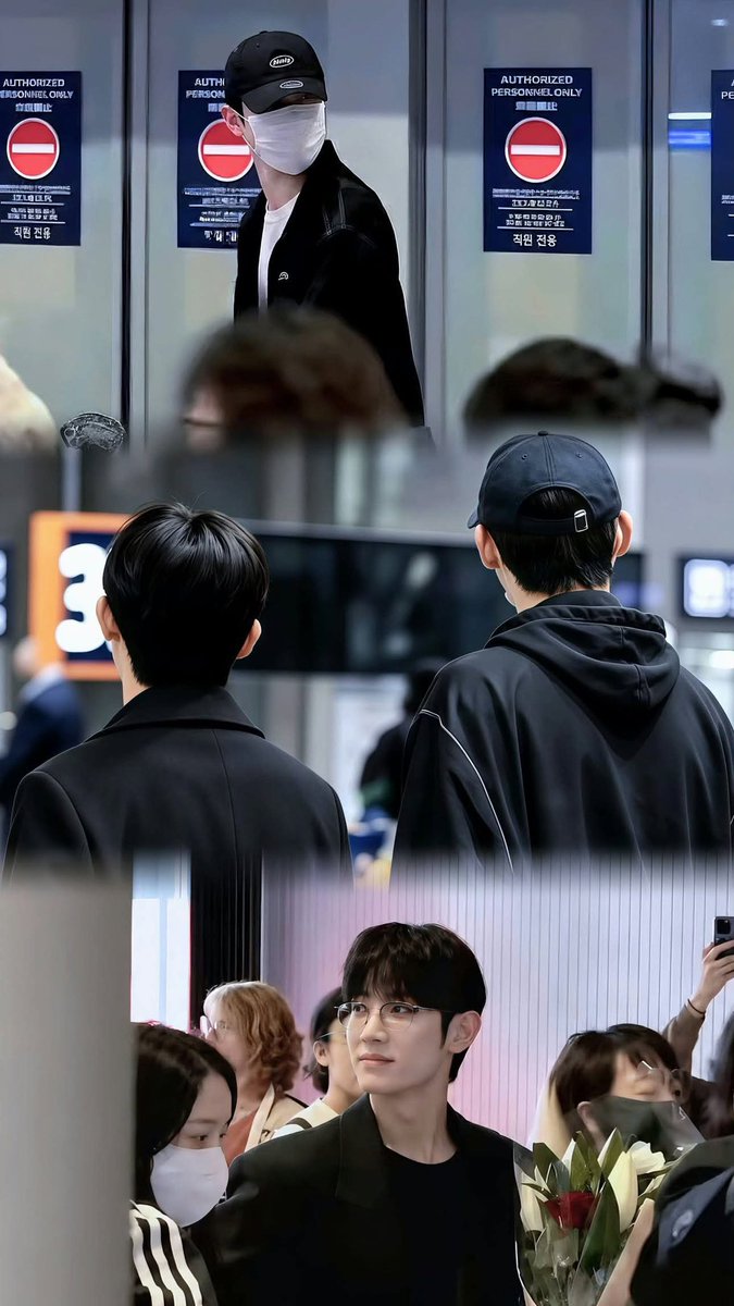 SikWooishere's tweet photo. Safe flight, safe arrival, and a warm welcome home to you both.

ALWAYS BY YOONWOO’S SIDE
#WELCOMEHOMEYOONWOO
#YOONSIKxSIWOO
#검사실의제안과_함께한_100일넘게 https://t.co/zd4DRuVMaF