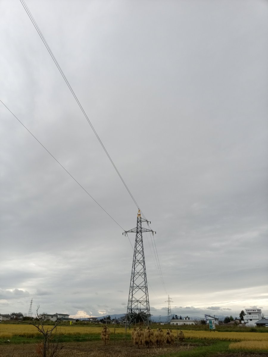 oktanba's tweet photo. ＃イマソラ 肌寒さ一転💫北風が蒸し暑し😳💦 https://t.co/Ef3vde1nlc