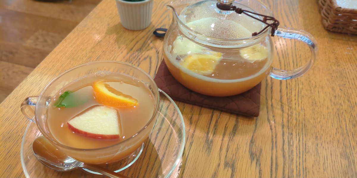 KaiShikimi's tweet photo. ちょっと用事で出てきたから、ついでにお茶してきた🥰️
𝐀𝐟𝐭𝐞𝐫𝐧𝐨𝐨𝐧𝐓𝐞𝐚で、アフタヌーンティーセット🫧🫖
フレッシュフルーツティーがサッパリしてて凄く美味しい✨️ https://t.co/tFgiemzvtb