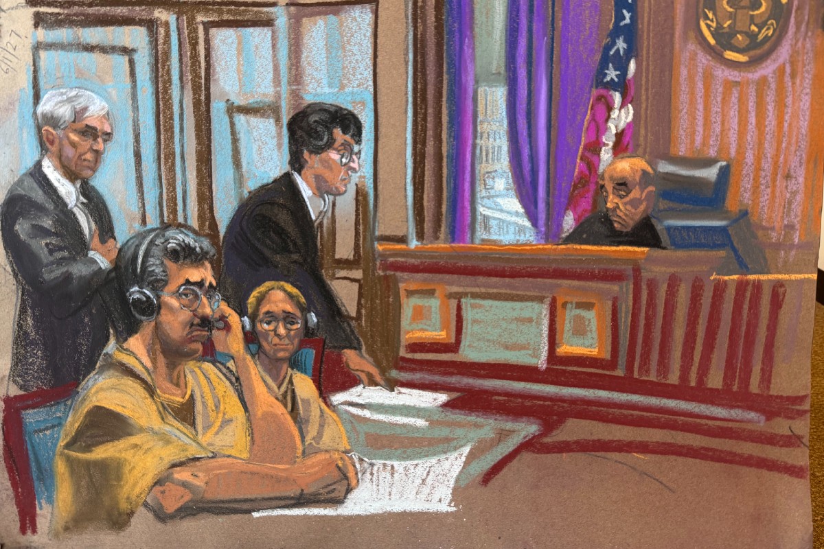 ElNacionalWeb's tweet photo. 🏛️ La inmunidad que Nicolás Maduro reclama ante la justicia estadounidense enfrenta un nuevo obstáculo. La Fiscalía de Estados Unidos sostiene que el gobierno venezolano nunca ha pedido que el expresidente sea protegido por esa condición, mientras que sí gestionó una solicitud similar para Delcy Rodríguez, a quien Washington reconoce como jefa de Estado interina. 🤝

La posición fue expuesta en un memorando presentado el viernes ante el juez Alvin K. Hellerstein, encargado del proceso penal contra Maduro y Cilia Flores. En el documento, los fiscales aseguran que “Venezuela no ha afirmado” 🇻🇪 que Maduro o su esposa sean inmunes frente a la causa abierta en Estados Unidos 🇺🇸 “ni en ningún otro procedimiento” pendiente en el país. 

🔗 Lea más en https://t.co/CWUd3XAhpi