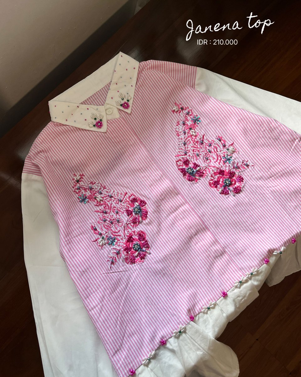 nanecepy's tweet photo. SPARKLY BEADS DETAILS! 💎🌸✨
Liat deh kerapihan &amp; kilau manik-maniknya dari kerah, dada, sampai ujung bawah bajunya! Bikin kemeja salur pink ini auto kelihatan mewah &amp; aesthetic banget 😭🩷 https://t.co/VDinLfWWQp