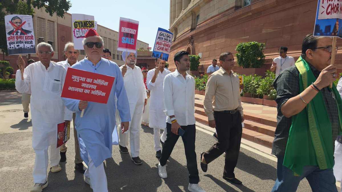 AITCofficial's tweet photo. Today, we march unitedly for one single demand: THE CEC MUST RESIGN.
There has been enough foul play in the name of elections under Gyanesh Kumar’s watch and it’s time to bring an end to all such atrocities.
The Opposition can no longer be silenced. https://t.co/3tXe8J1QJO