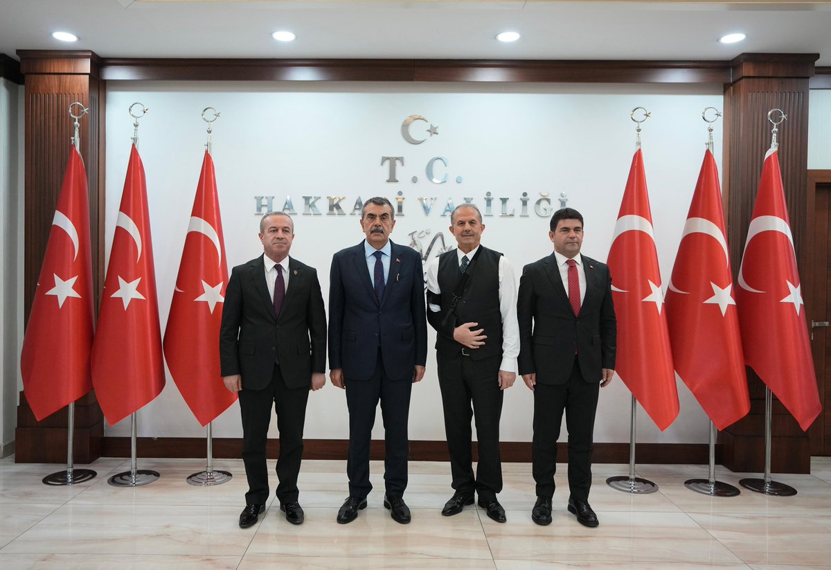 Akkadin_Hakkari's tweet photo. 📍Hakkâri

Millî Eğitim Bakanımız Sayın Prof. Dr. @Yusuf__Tekin ve kıymetli heyetiyle; İl Başkanımız Sn @KayaZeydin, İl Kadın Kolları Başkanımız Sn.@GunesHyv ile 

Hakkâri Valimiz Sayın İbrahim Taşyapan’ı ziyaret ettik.

Sayın Valimize misafirperverlikleri için tşk ediyoruz. https://t.co/qAKdfQqJZ1