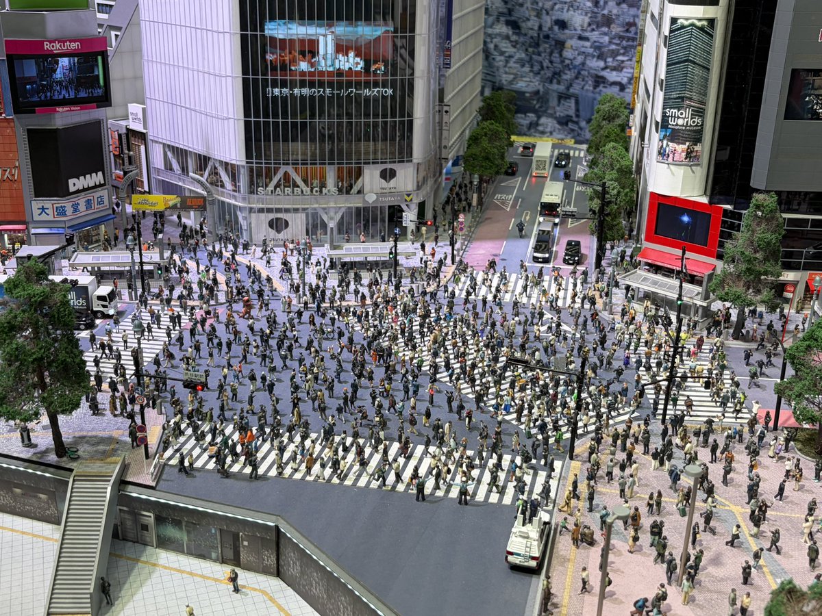 creampuff_yu's tweet photo. 新たに展示が始まった渋谷エリアのミニチュアはどうしても見たかったのです…。
優さんライブのLINE CUBE SHIBUYAでの公演の時にはこの辺をいつも歩くわけだけども、リアルすぎるだろ！笑
関西国際空港のミニチュアも迫力満点でした！ https://t.co/GlEMY69JKs