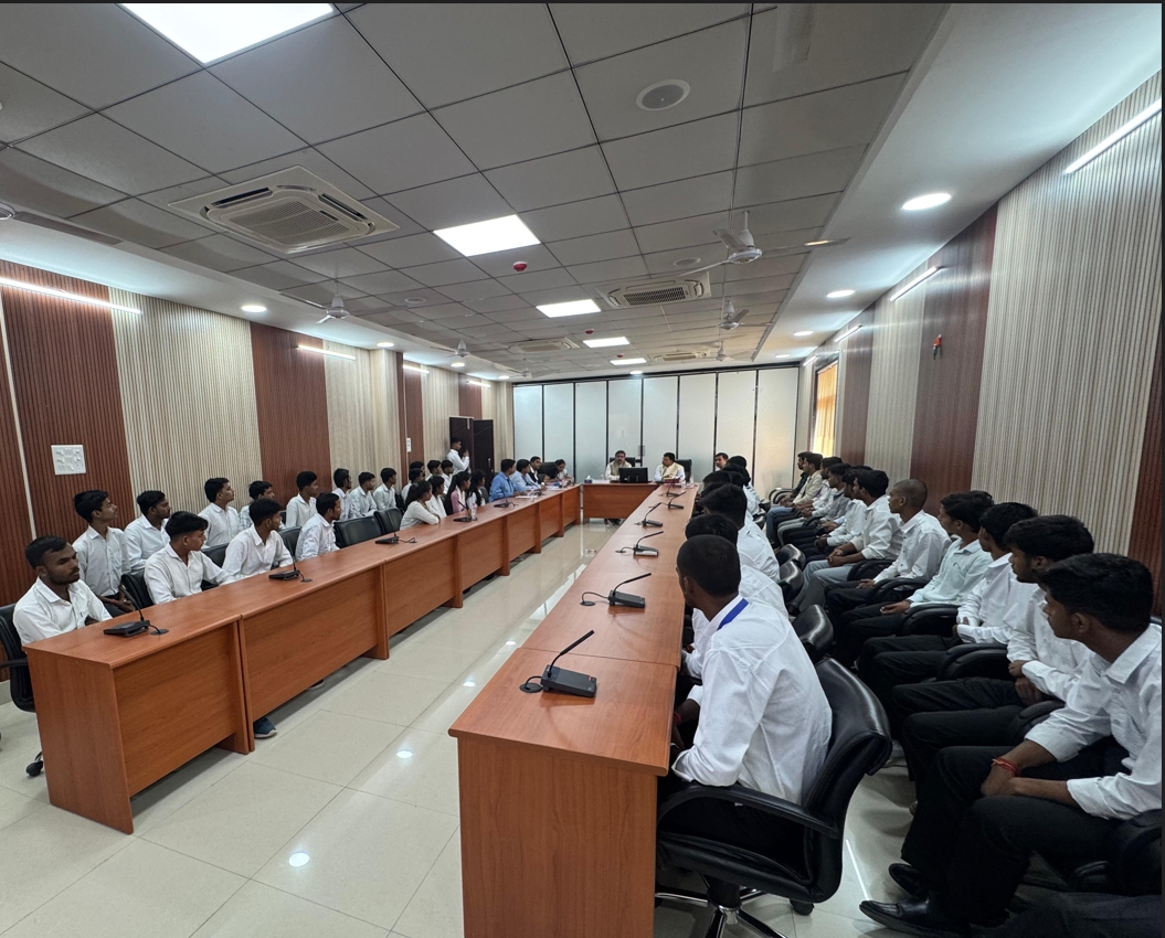IIP_Packaging's tweet photo. आईआईपी लखनऊ में निदेशक द्वारा प्रगति एवं अवसंरचना विकास की समीक्षा

भारतीय पैकेजिंग संस्थान (IIP) के निदेशक, श्री ज्ञानेश्वर बी. पाटिल, IAS ने IIP लखनऊ केंद्र का दौरा कर शैक्षणिक गतिविधियों, अवसंरचना विकास एवं चल रही पहलों की समीक्षा की। उन्होंने संकाय सदस्यों, कर्मचारियों एवं संबंधित हितधारकों से संवाद किया तथा शैक्षणिक कार्यक्रमों, प्रशिक्षण, प्रयोगशाला सुविधाओं, उद्योग सहभागिता एवं भविष्य की विकास योजनाओं की जानकारी ली।

समीक्षा बैठक में श्री बद्री प्रसाद, अधिशासी अभियंता, उत्तर प्रदेश लघु उद्योग निगम (UPSIC); श्री गौरव विवेक, सहायक आयुक्त, निर्यात प्रोत्साहन ब्यूरो (EPB); UIED के प्रतिनिधि तथा IIP लखनऊ के संकाय सदस्य उपस्थित रहे।

निदेशक ने TIES योजना के अंतर्गत चल रहे निर्माण कार्यों का निरीक्षण किया तथा मंत्रालय द्वारा निर्धारित निर्देशानुसार शेष कार्यों को नवंबर के अंत तक गुणवत्ता एवं कार्यात्मकता पर विशेष ध्यान देते हुए पूरा करने के निर्देश दिए।

प्रो. (डॉ.) तनवीर आलम, प्रभारी, IIP लखनऊ केंद्र, ने केंद्र की प्रमुख उपलब्धियों एवं गतिविधियों का प्रस्तुतीकरण दिया। निदेशक ने प्रगति की सराहना करते हुए शैक्षणिक गुणवत्ता, अवसंरचना, छात्र सहायता एवं उद्योग सहभागिता को और सुदृढ़ करने पर बल दिया।