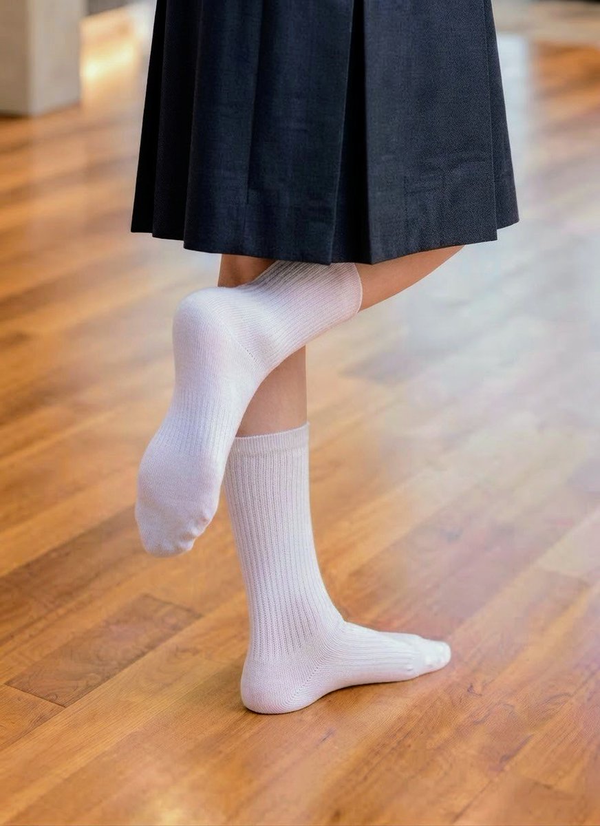 hinata_socks_ai's tweet photo. 今日の白ソックスコーデ🧦
​いかがでしょうか？✨

​#白ソックス #白靴下 #靴下フェチ #足元フェチ #脚フェチ　#AI生成　#AIコスプレ https://t.co/XVdXnMsGy7