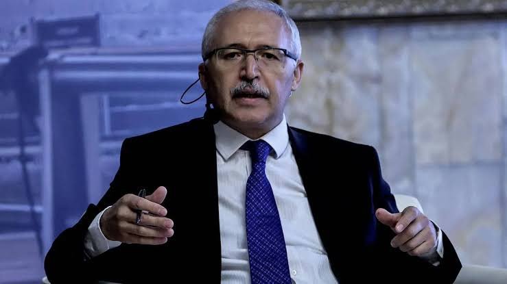 HurmaEdit's tweet photo. Abdulkadir Selvi:

"Katılımevim’in arkasındaki güç kimdi? Hangi güç Meclis’te bir cümlelik değişikliği yaptırıp, ‘Katılımevim’in önünü açtı. 

Yine resmi internet sitesinde açıklandığına göre ‘katılımevim’ 2024-25 yılında ise Katılım Bankası kurma izni almış.

Belli ki örgütlü bir yapı yürü ya kulum demiş. Tera başta olmak üzere fon soygununu gerçekleştirenler son 4 ayda büyük vurgunlara imza atmışlar ama bu işin yapı taşları 2022 yılında döşenmeye başlanmış.

Biliyorsunuz fon rezaleti patlak vermeden birkaç gün önce Pusula, Tera’ya devredilmişti. 

TERA’nın patronu Emre Tezmen sorgusunda, Pusula’yı önemli bir ismin tavsiyesi üzerine aldığını söylemiş. Beni aldı bir merak. 

Kim acaba bu önemli şahıs?"