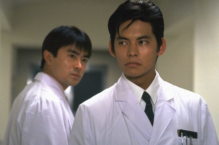 oricon's tweet photo. 織田裕二×石黒賢、1993年の名作ドラマ
『振り返れば奴がいる』無料放送決定
https://t.co/Puq5isGYOb
⠀
三谷幸喜氏が脚本を手がけ、1993年に放送された名作医療ドラマ。対照的な信念を持つ2人の医者が、激しく対立しながらも医療の現場で向き合う姿を描く。主題歌はCHAGE and ASKA「YAH YAH YAH」。 https://t.co/bFHk8mmfjy