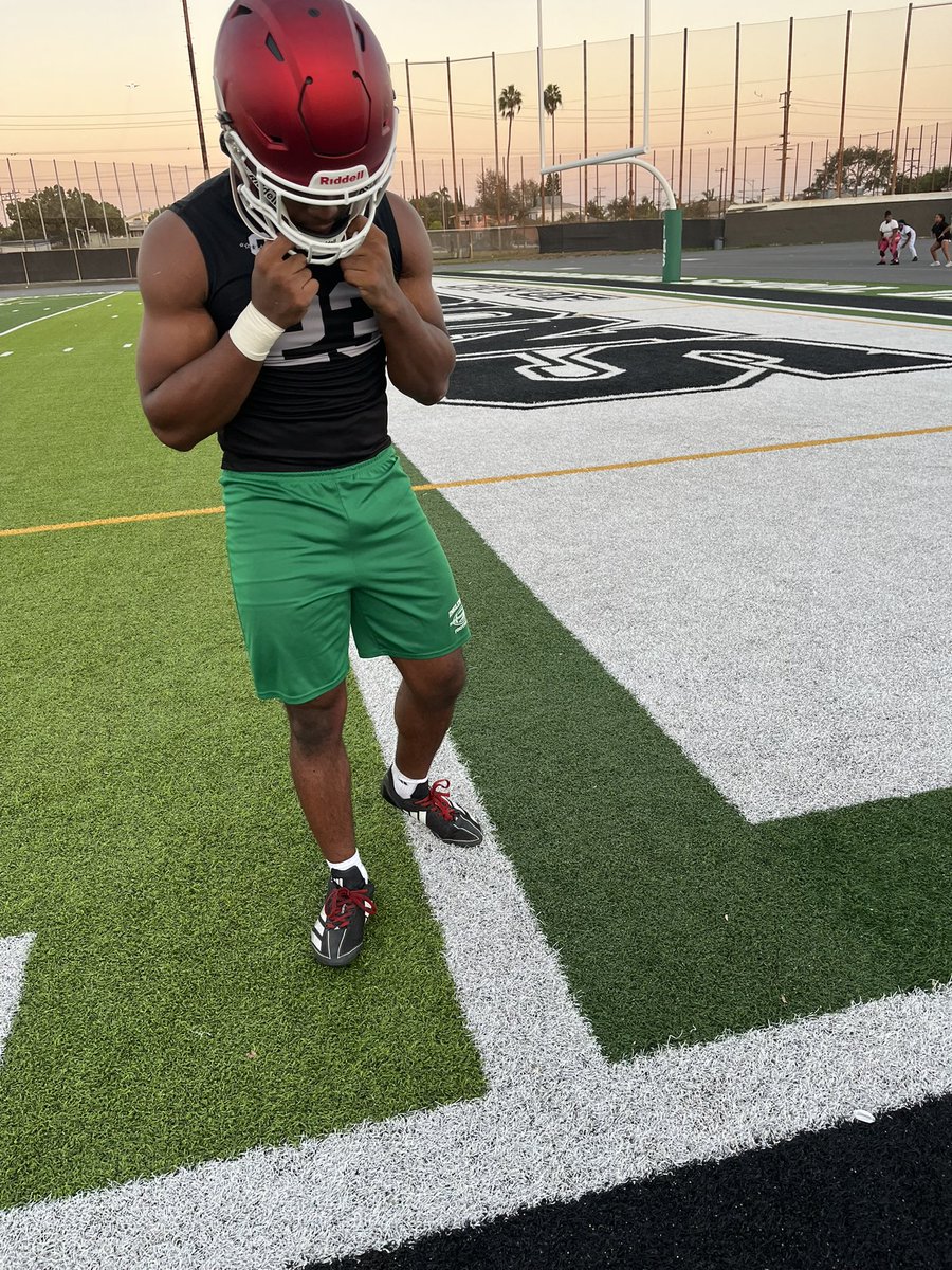 JahSinclair10's tweet photo. #backtowork 
Cleared to compete in our matchup against Palos verdes‼️
@Coach_CPadilla 
@JaymoFB 
@BlairAngulo 
@InglewoodFBall 
@PGregorian https://t.co/A4FZLtJUJ5