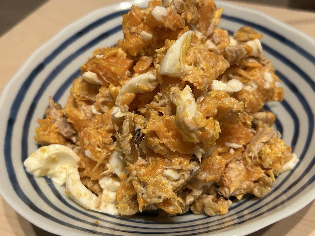 chocobo_shun's tweet photo. 昨日スーパーに行ったら噂通り野菜が高くてびっくり！普段は100円くらいの小松菜や水菜が198円とか、ほうれん草248円とか。関東の長雨が記録的だったから仕方ないね。冷凍野菜などを上手く使いつつ。（中国産は避けつつ）

ネットで話題のにんじんとゆで卵のサラダ。ツナとくるみを入れて。うまうま。 https://t.co/eVAeQ0Ta6K