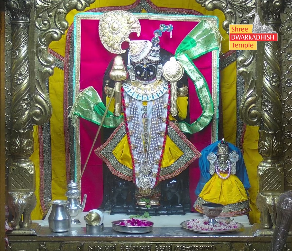 DwarkaOfficial's tweet photo. राजाधिराज द्वारकाधीश जी के श्रृंगार आरती दर्शन🙏🏻
श्री द्वारकाधीश मंदिर द्वारका,गुजरात
दिनांक :- 06/10/2026 मंगलवार  

#Dwarka #shringararti
#ShridwarikadhishmandirOfficial https://t.co/VnEF7G9axM
