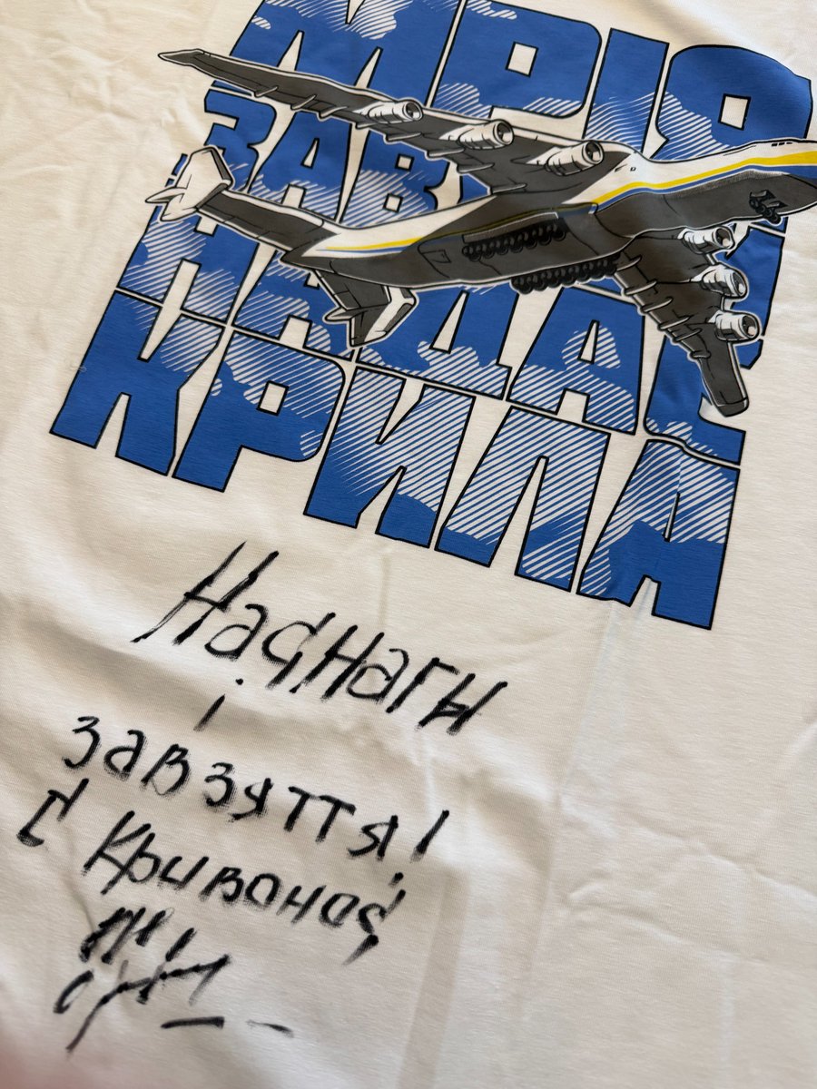 StarshinaZapasa's tweet photo. У нас все лоты уникальные. Не было проходных. Но сегодня, вот прям - особенный. Не скажу, что в единственном экземпляре - но таких вещей в мире и правда ооочень ограниченное количество. 
Итак, сегодня у нас футболка «Мрiя» с автографом - та-дам! - Командующего Силами специальных операций генерала Сергія Кривоноса! 
Один из тех лотов, которые вот прям жалко отдав��ть. Сам бы купил бы. Если б мог. 
Более того. У нас не просто футболка. Это футболка от «Регата Клуб» легендарного @Олександр Матяш 
То есть, вы получаете двойной выигрыш за одну ставку. Комбо!
Плюс плакат, шеврон, брелок и прочий мерч от SAB UA. 
Если хотите, на плакате и я свой автограф поставлю. 
Будет вообще фулл-хаус. 
Итак. 

Для участия в лотерее вам нужно перевести 25 евро - или 1200 гривень - на счет SAB UA.
В назначении платежа ОБЯЗАТЕЛЬНО написать «Donation, LOT-30»
В поле «пояснение» ОБЯЗАТЕЛЬНО оставить свой контакт - связаться с победителем не всегда удается.
Пример:

“Donation, LOT-30, +380505364086”
или
“Donation, LOT-30, putinhuilo@mail com”

Если ошиблись, пишите на: auction@sabua.ee
После этого мы присваиваем вам номер, загружаем номера на random org - и он уже сам определит победителя.
ДВадцать пять евро - один голос.
Количество голосов неограниченно.
На 100 евро, например, вы получите дчетыре отдельных голоса.
Соответственно, ваши шансы увеличатся.
Практика показывает, что эта стратегия себя оправдывает. 
А еще это юбилейная тридцатая лотерея. 
Поэтому расшар лайк и коммент 
КРАЙНЕ приветствуется.
Спасибо.
Погнали!

Монобанка. Посилання на банку:
https://t.co/MK00OxBqxs
Номер картки банки
5375 4112 0491 8994

Для удобства копирования.
5375411204918994

PayPal
https://t.co/HwAv9zALJz

Банківський пе��еказ:
Кому: MTÜ SAB UA Reg.№: 80610178
Адреса: Estonia, Tallinn, 13620, Punane 15
Найменування Банку: Coop Pank AS
Номер рахунку: EE584204278623498908
SWIFT kood/BIC: EKRDEE22
IBAN: EE584204278623498908

Расшар приветствуется.