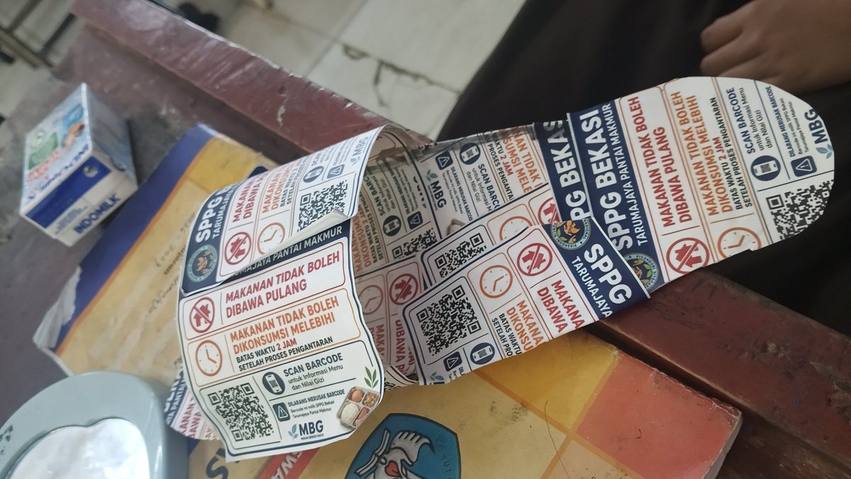 Fabiasyifa's tweet photo. telah hilang sendal bermotif mbg, hanya kanan yang ditemukan, bagi yang menemukan sendal kaki kiri harap hubungi atau DM saya https://t.co/7HD8ntEjtx