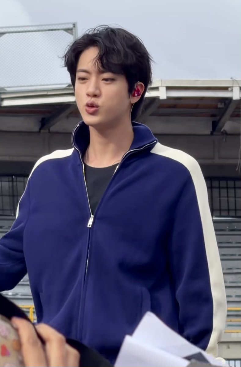 17kimseokjin's tweet photo. 2024                                                2026 https://t.co/uHPPib1RK2