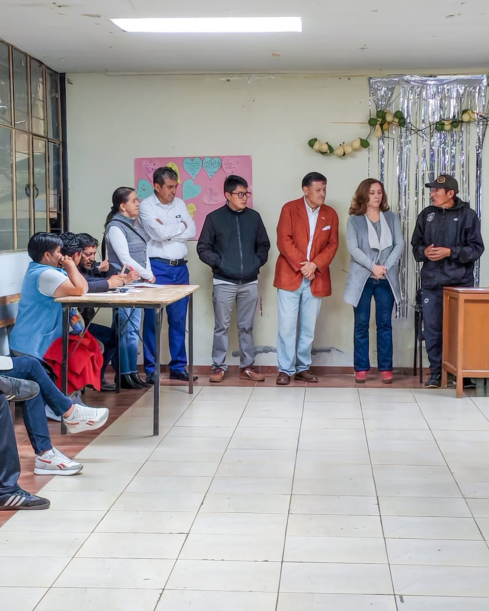 Cesar_DiazA's tweet photo. Compartiendo y escuchando las necesidades e inquietudes con los vecinos de la Liga deportiva de Ponceano Bajo @maugepinos #quitoecuador #ponceano #nortedequito #seguridad https://t.co/Psj3ghL79F
